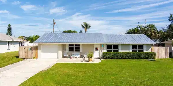 2543 SE Petit Lane
