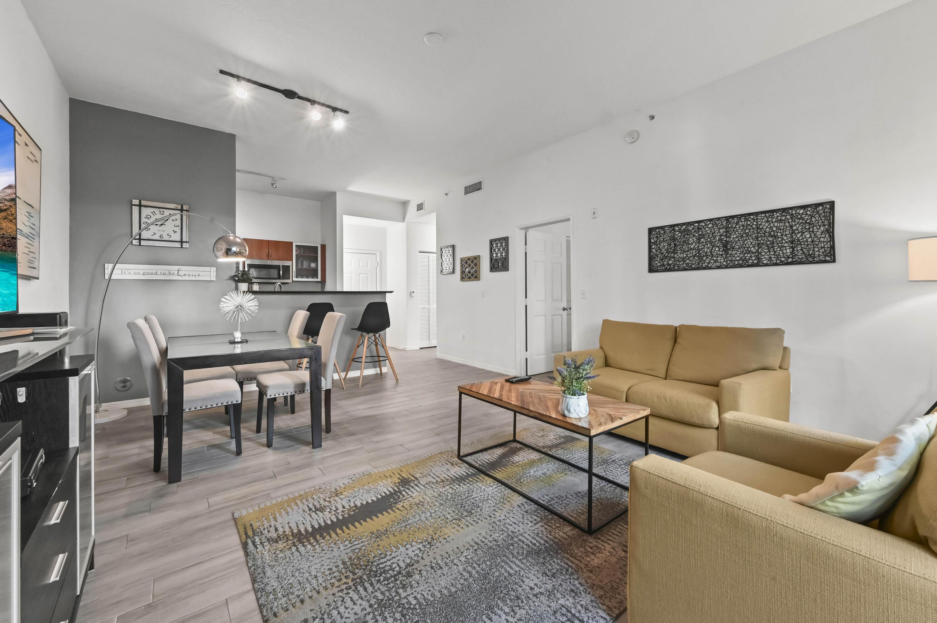 Image 3: 12 Living Room 04