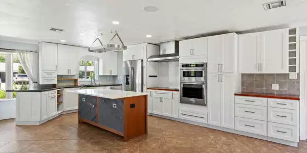 Image 2: Large open Kitchen