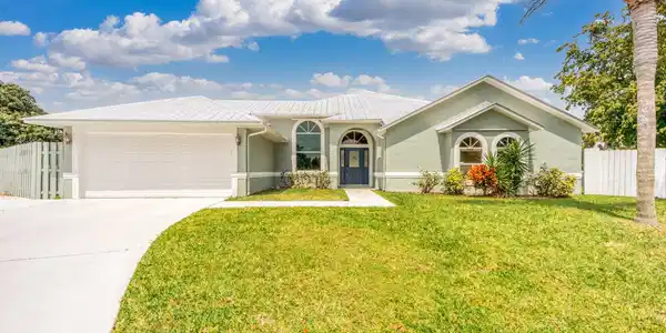 662 SW Woodside Court