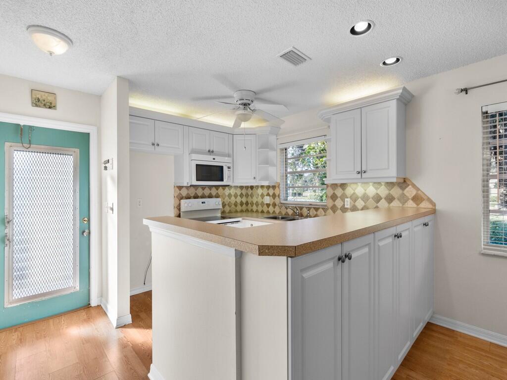 Image 2: Kitchen