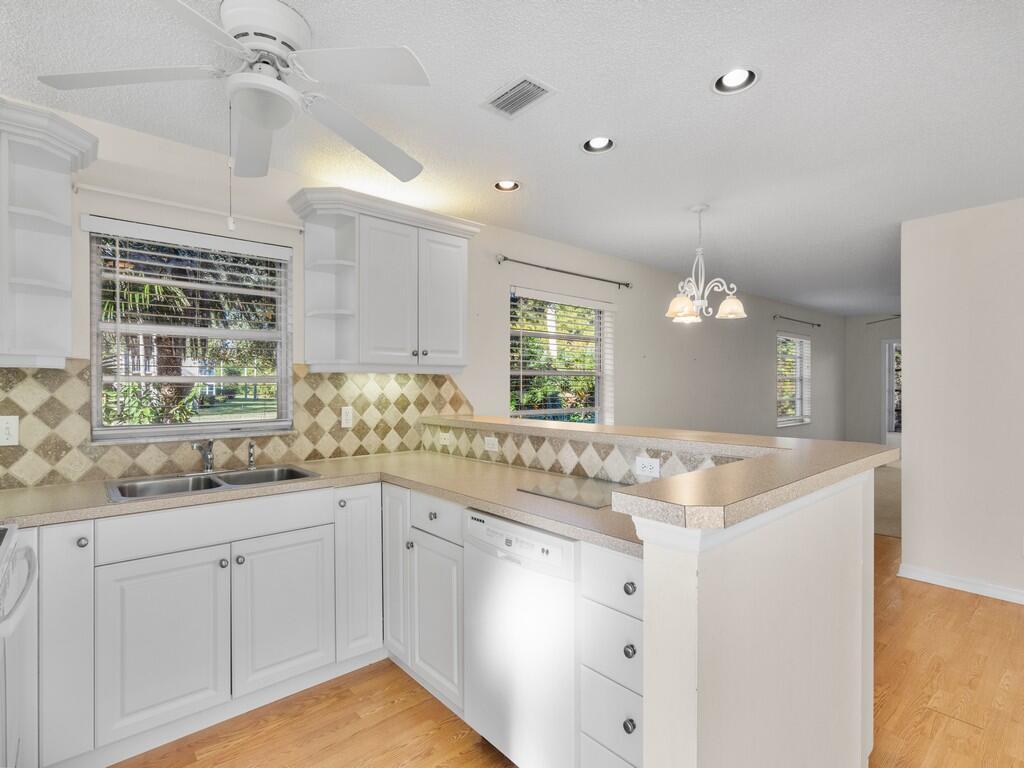 Image 3: Kitchen