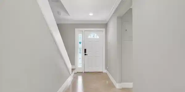 Image 4: Entryway