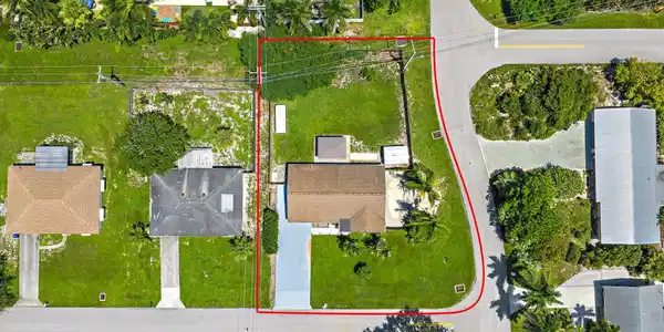 Image 4: Over 1/4 acre lot