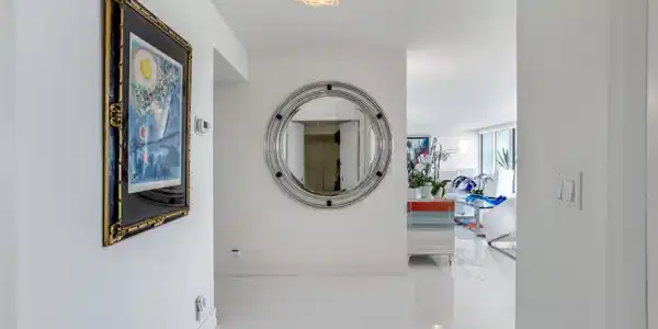 Image 4: FOYER