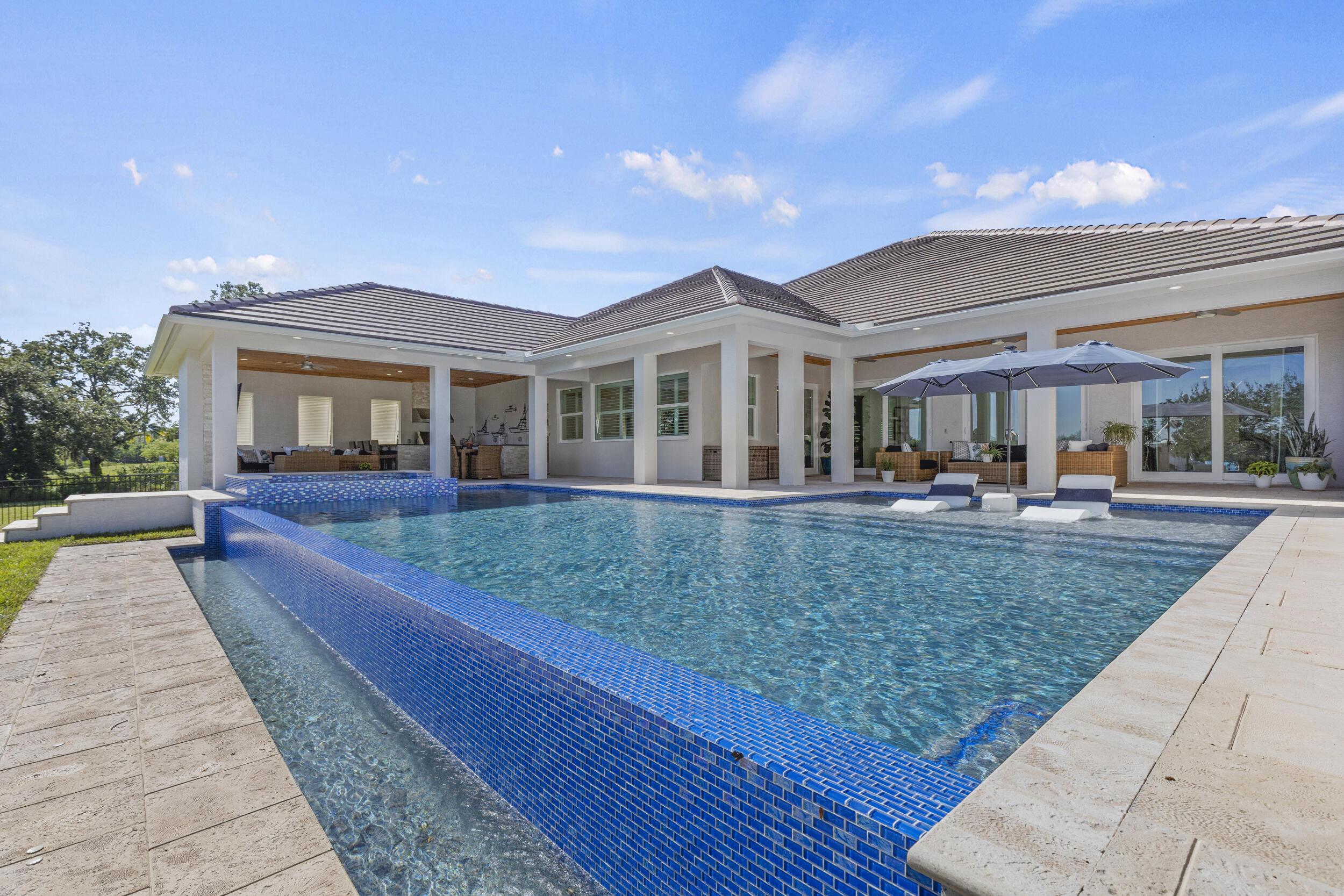 Image 3: Pool