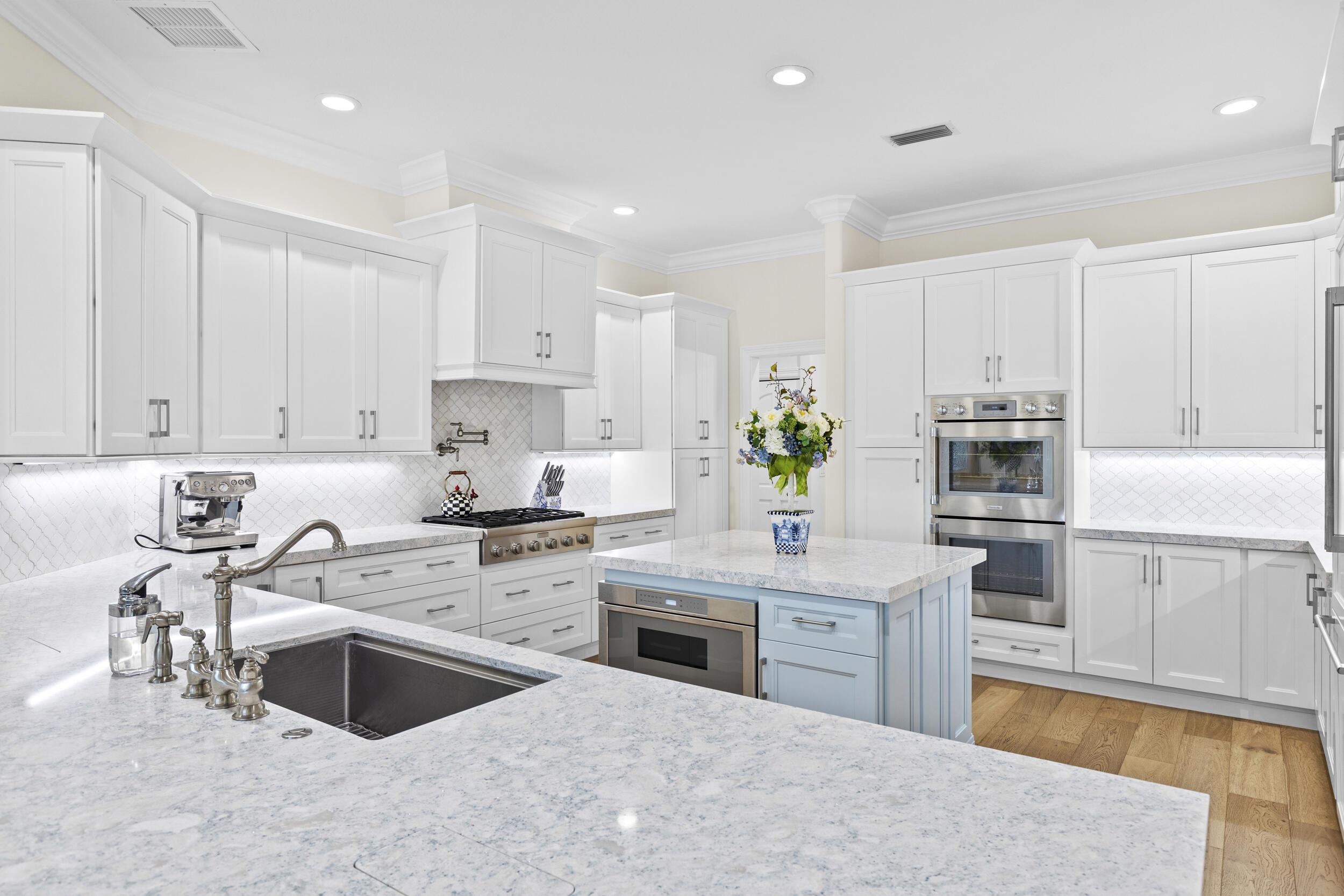 Image 4: Kitchen