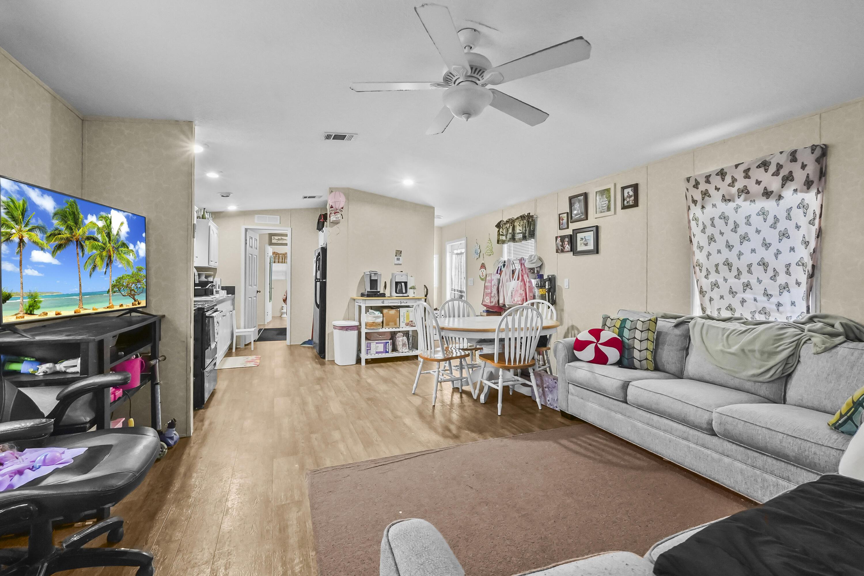 Image 3: 09 Living room 01