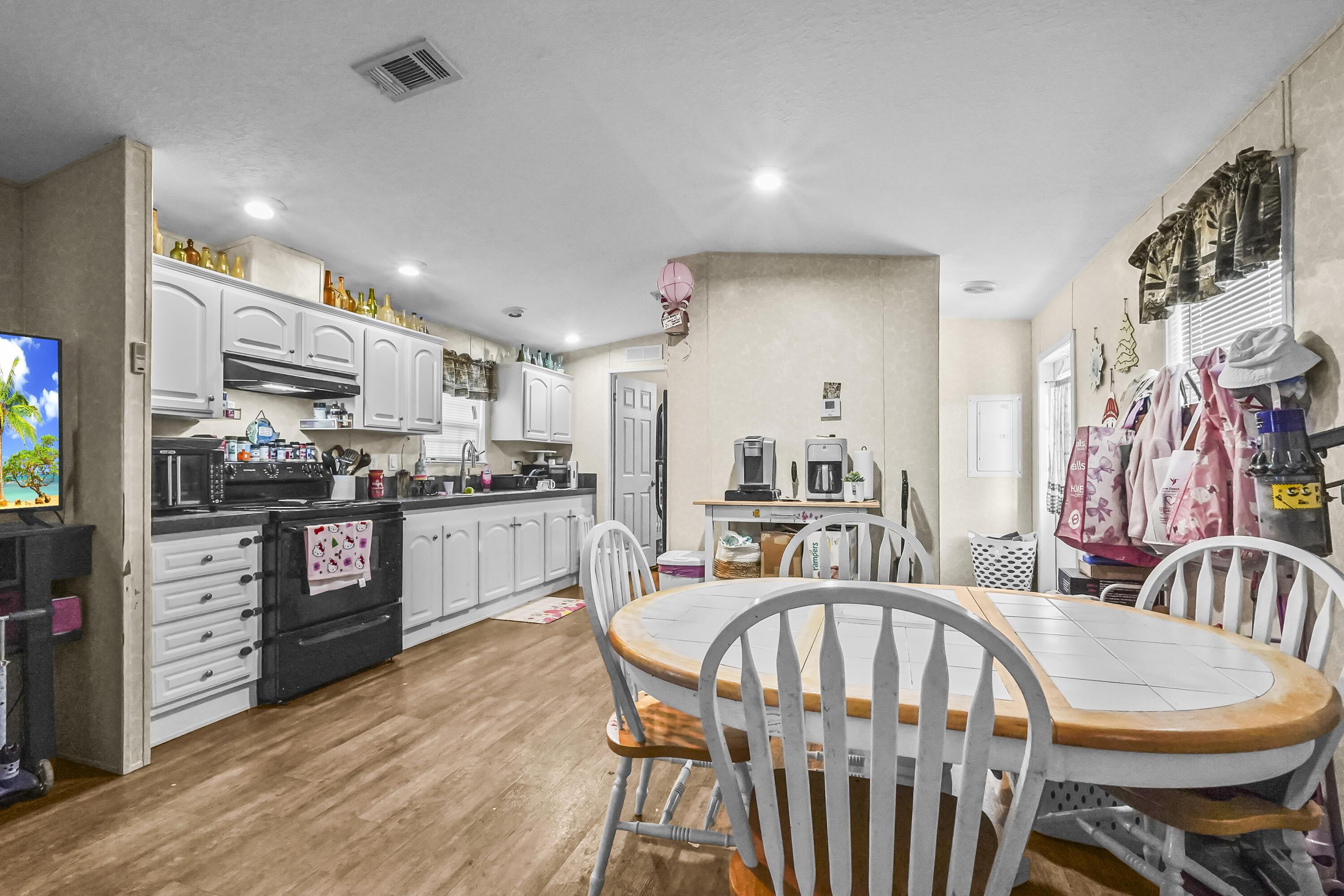 Image 4: 08 Dining room 03