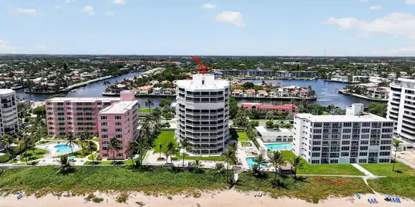 Image 2: Great Building Beachfront Shot