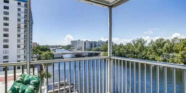 1505 N Riverside Drive