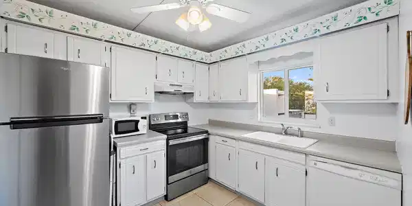 Image 4: Kitchen