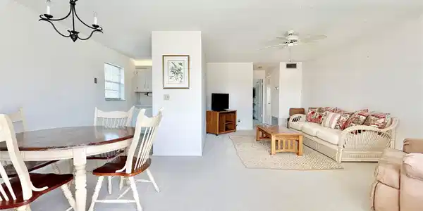 102 Royal Oak Dr