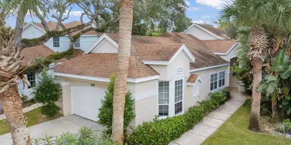 8813 Lakeside Circle