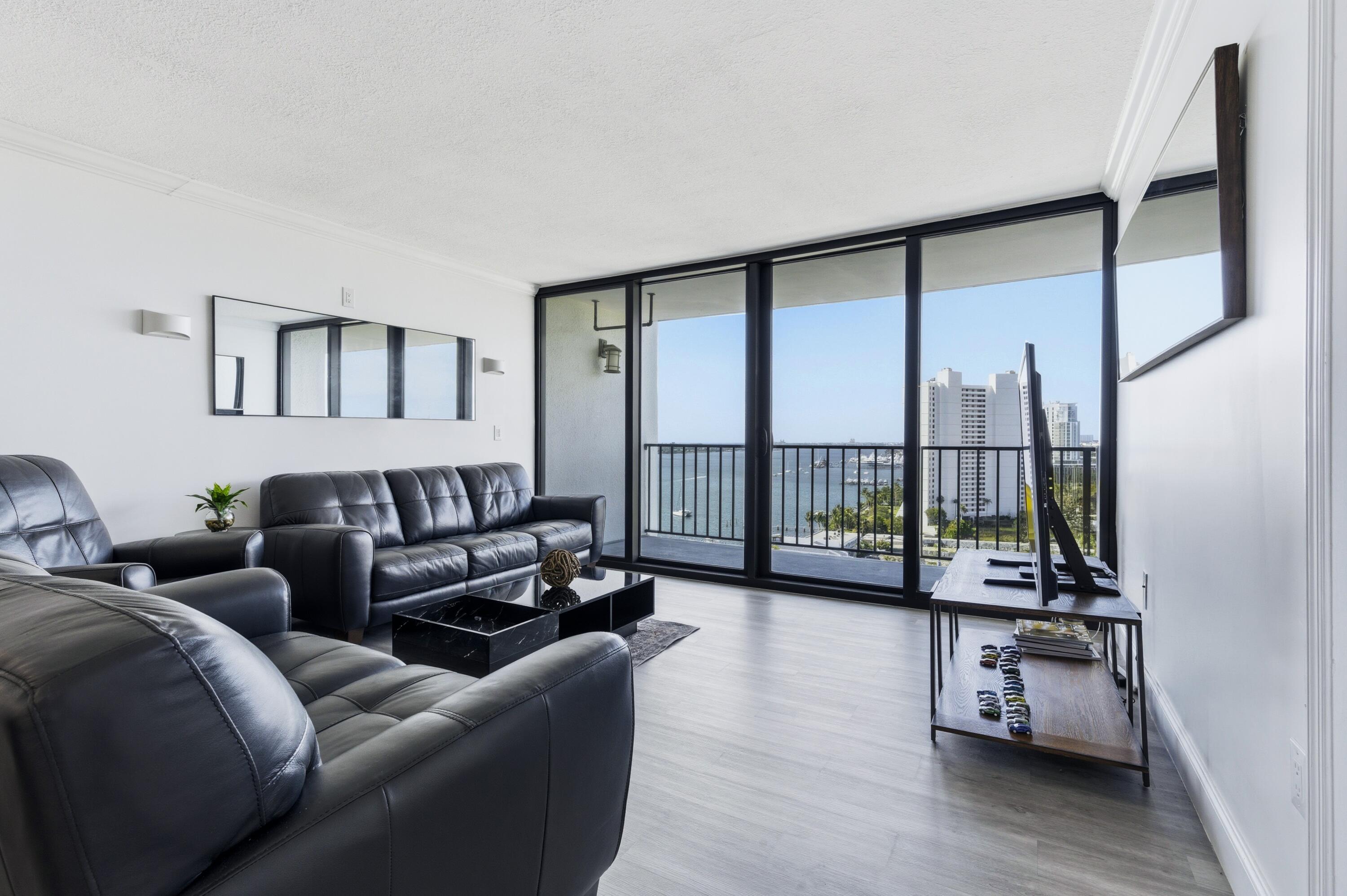 Image 3: Open living & Balcony