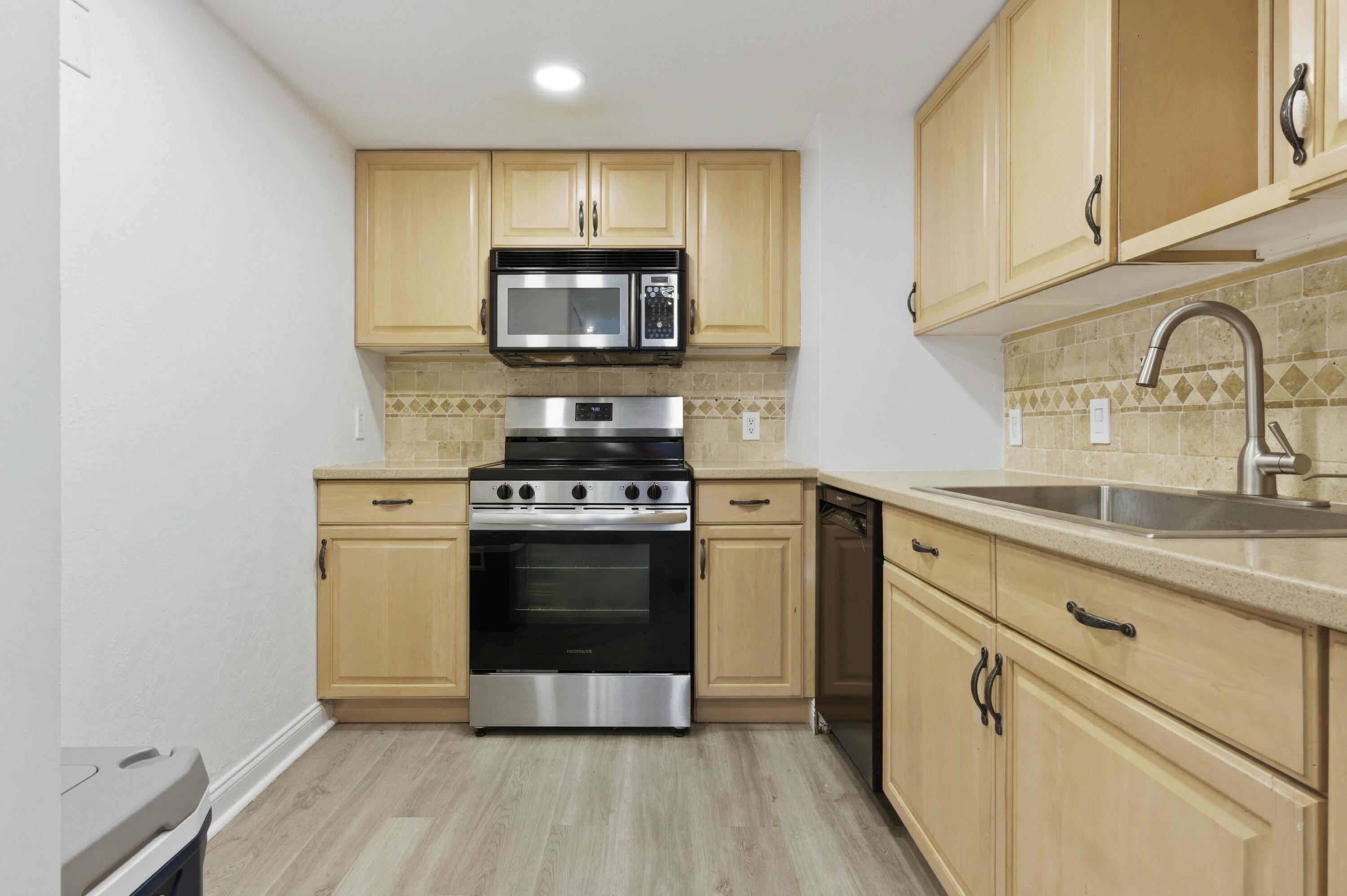 Image 4: Kitchen