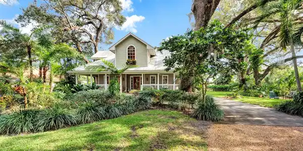 2806 Laurel Drive