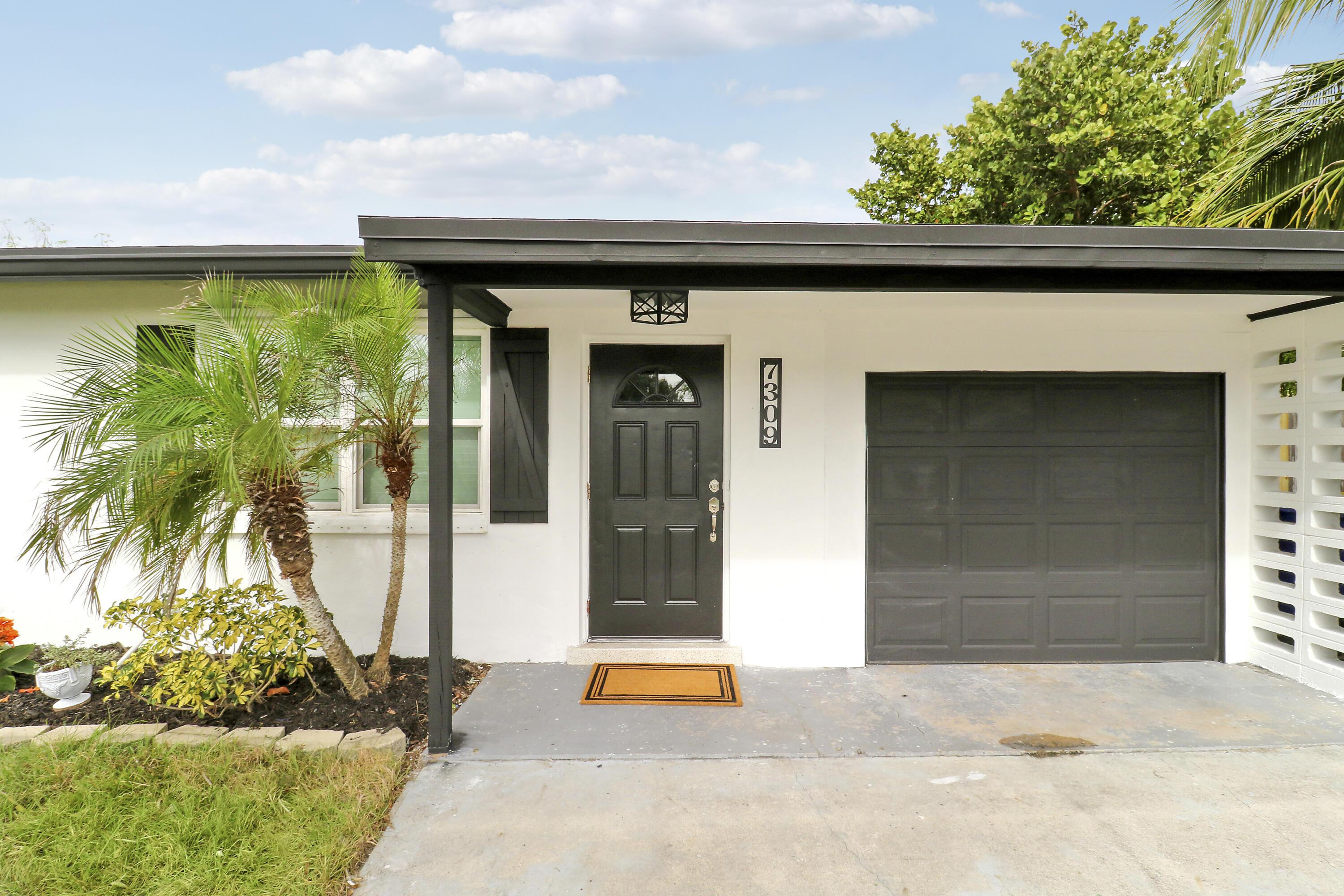 Image 2: Freshly painted in and out. 2025 roof!