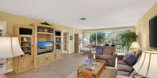 Image 3: Living room