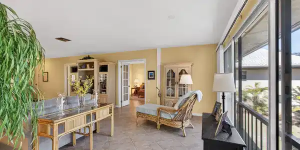 Image 4: Living Room