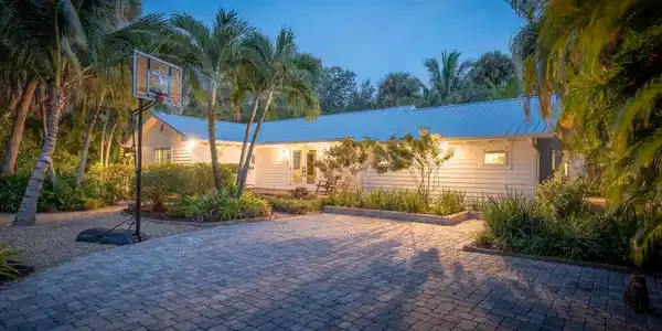 Image 3: 547 SW Riverview St, Stuart, FL 34994 -