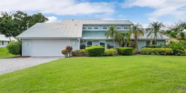 2415 NW Cove View