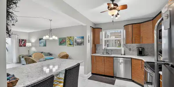 Image 4: kitchen