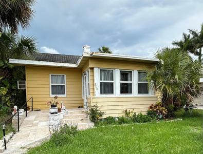 305 N Lakeside Drive