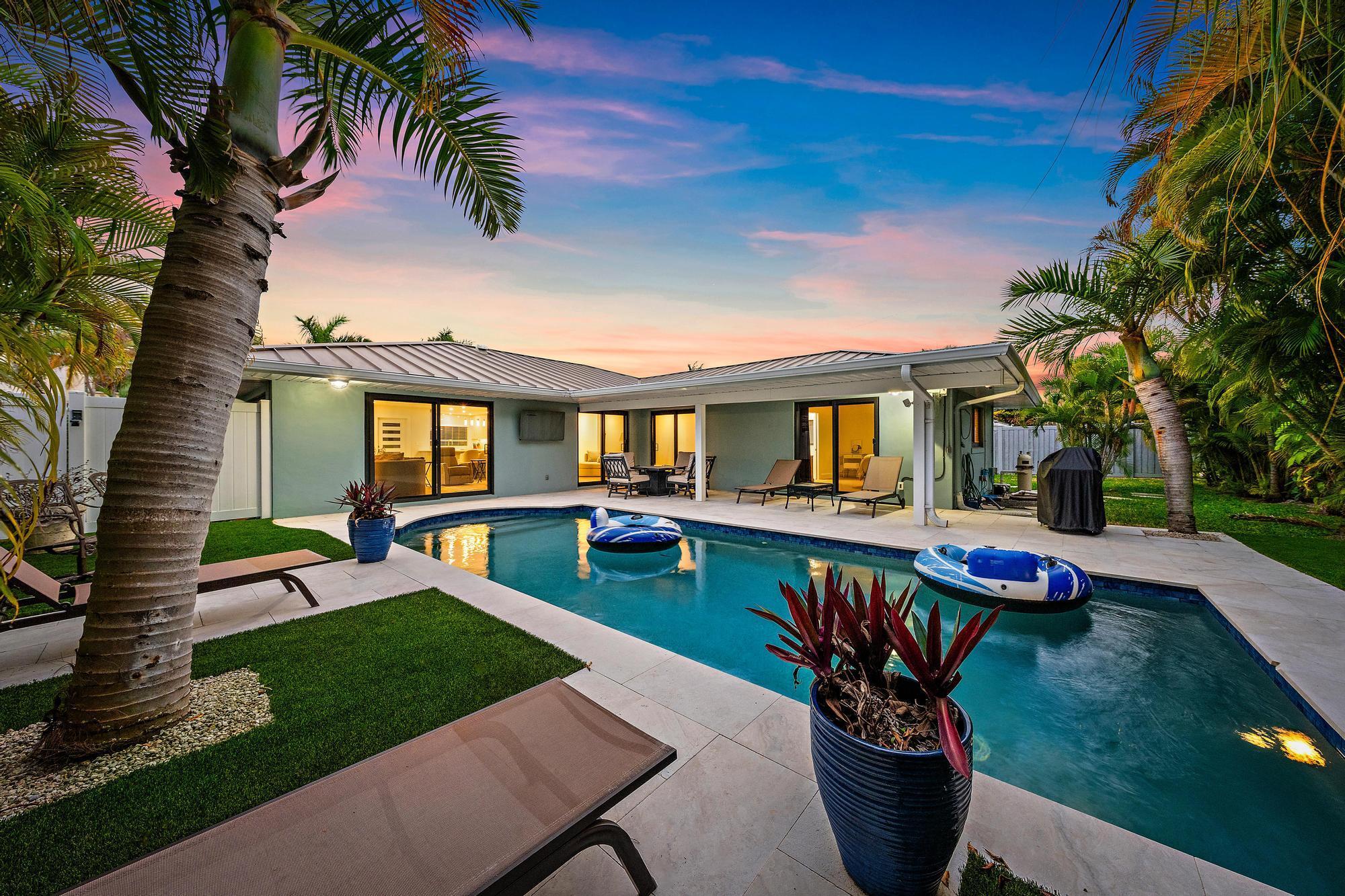 Image 2: Pool & Back Exterior