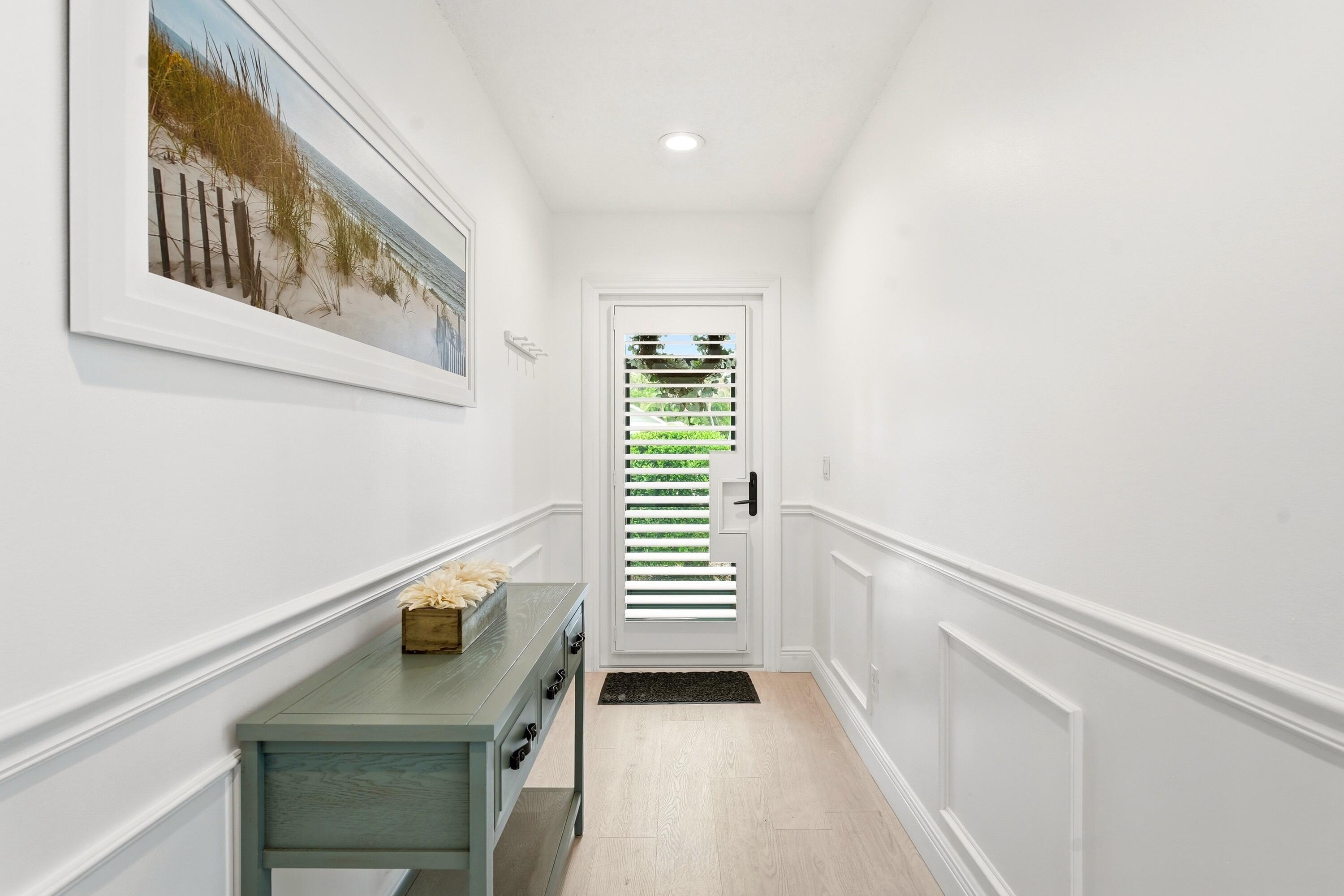 Image 4: Foyer