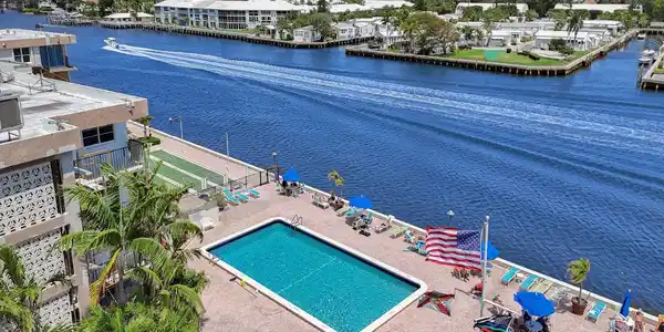 Image 4: Pool side Water Side