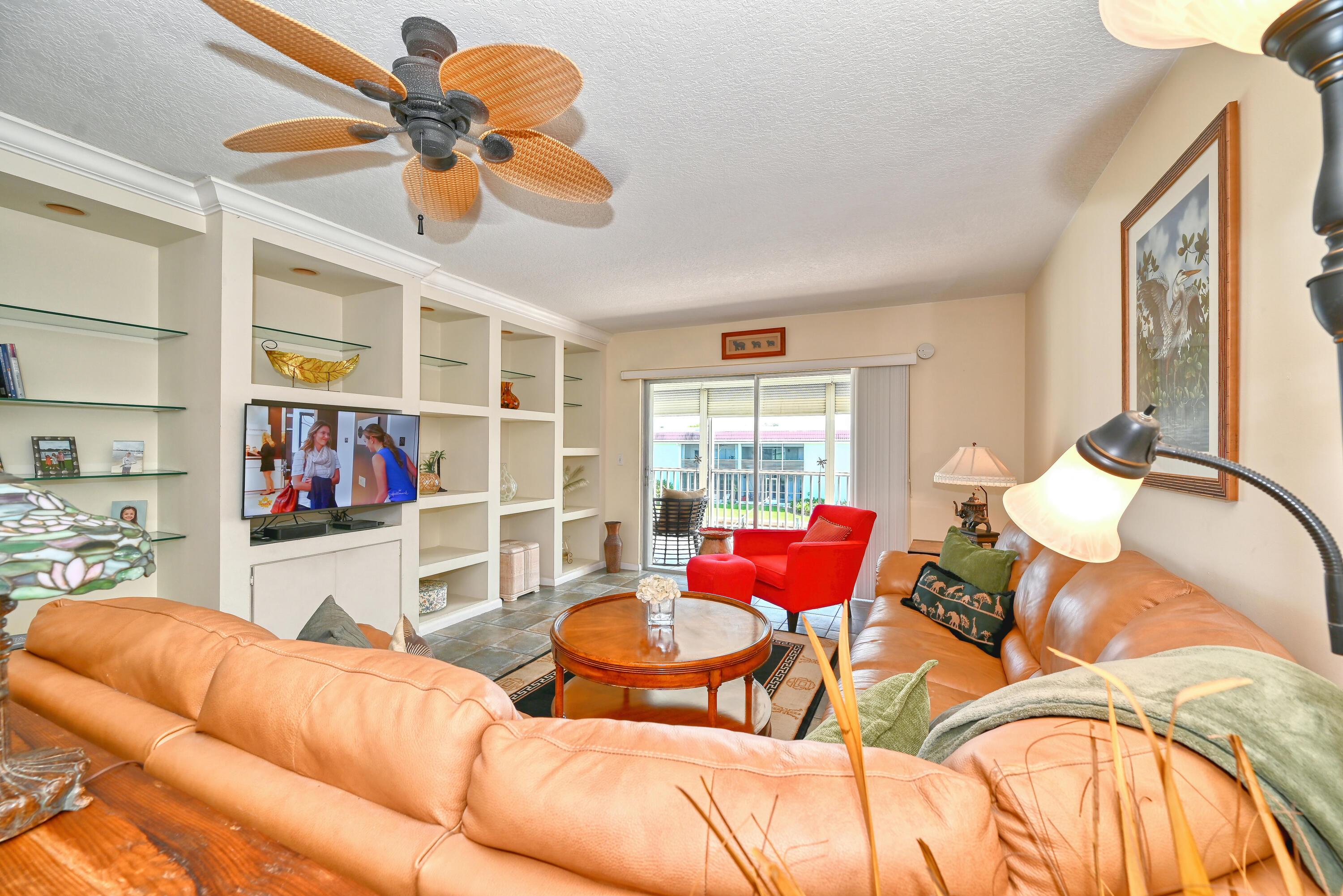 Image 4: Living Area