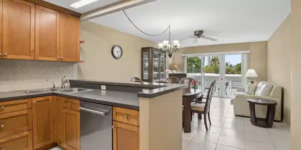 Image 2: 01-Carbonara-550 Bayshore Dr #314-1