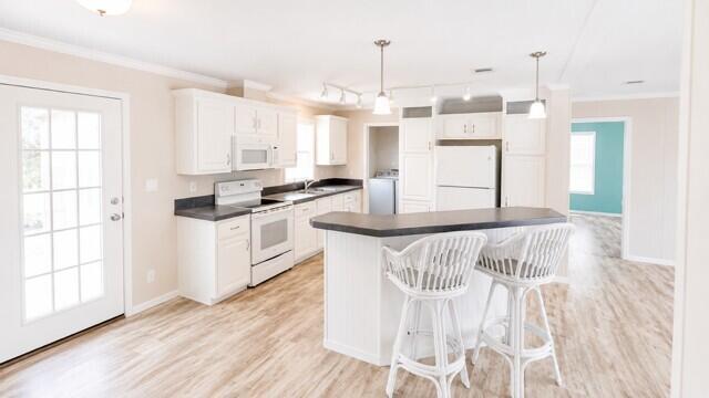 Image 3: Kitchen Island 2