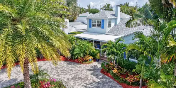 728 N Lakeside Drive