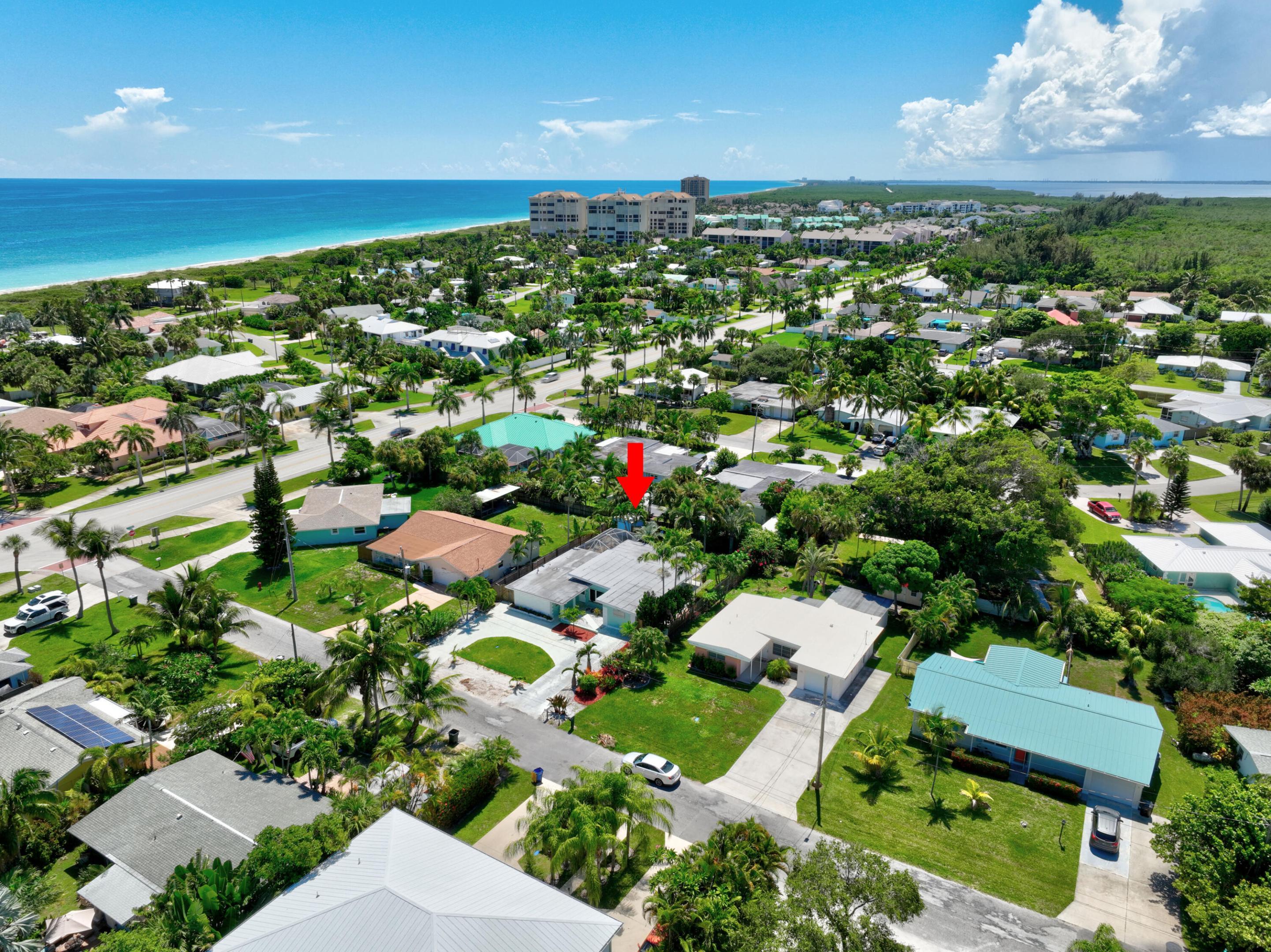 Image 2: WALKING DISTANCE TO BEACHES