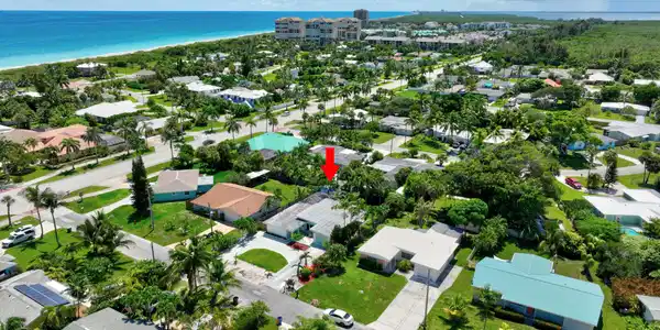 Image 2: WALKING DISTANCE TO BEACHES