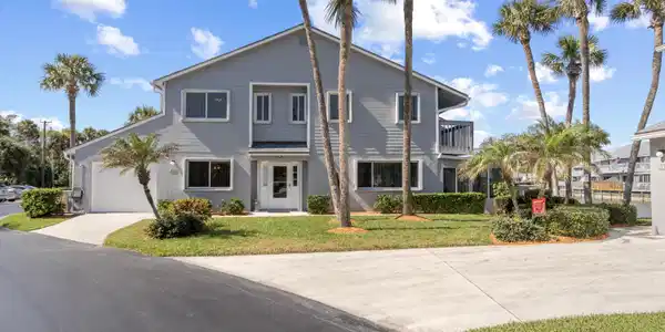 Image 2: Front of Condo