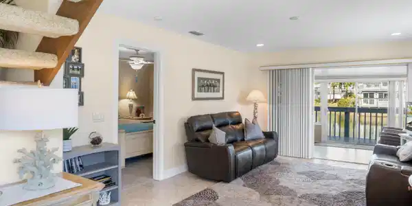 Image 4: Living Room