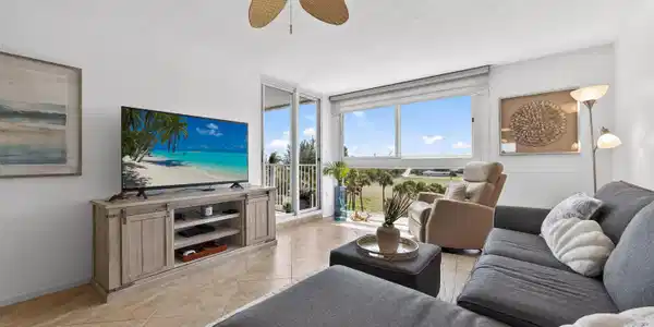 Image 4: Living room