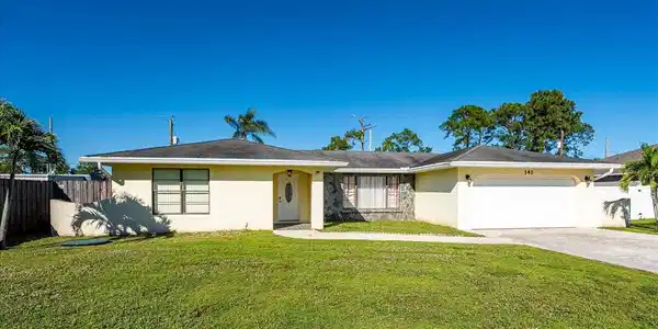141 SW Essex Drive