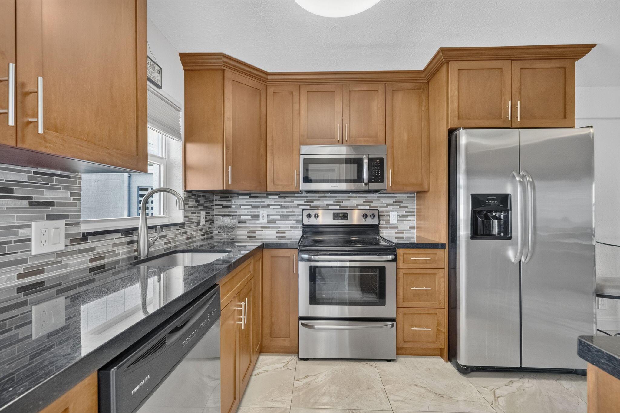 Image 3: GRANITE KITCHEN