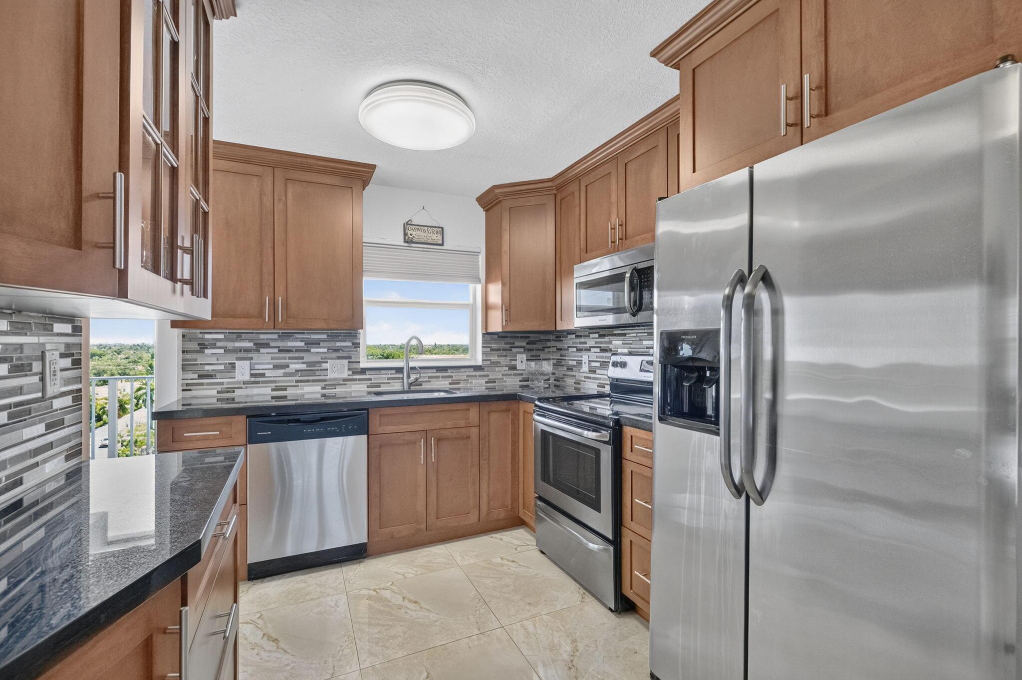 Image 4: KITCHEN