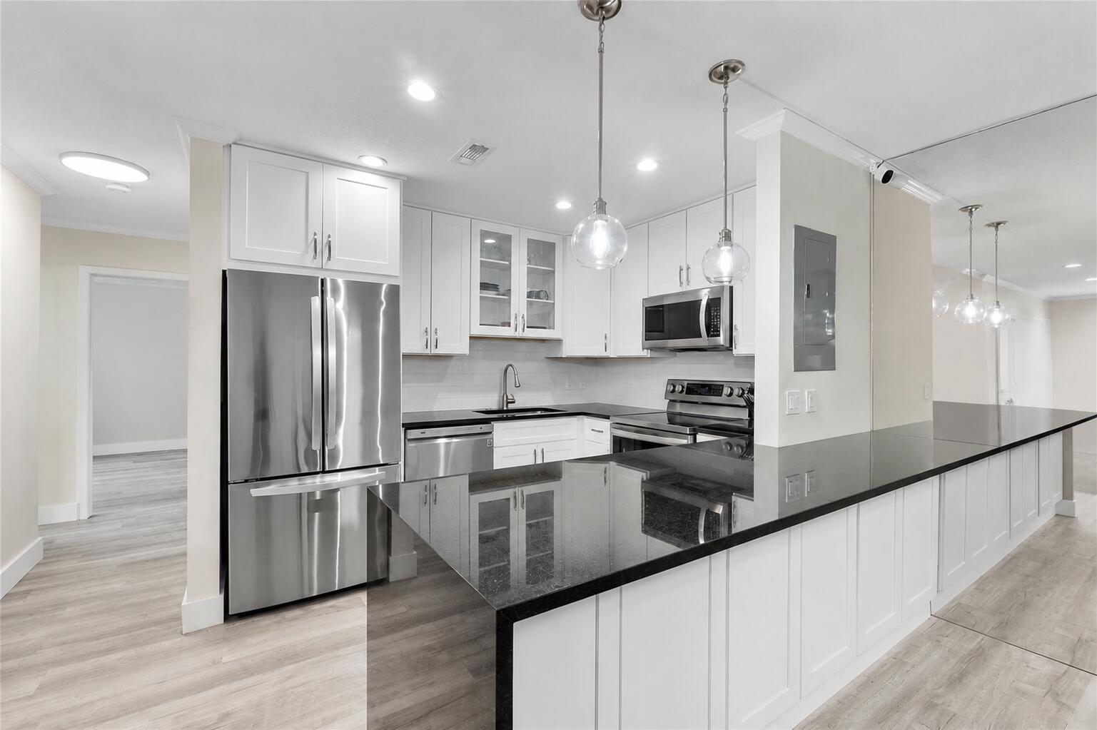 Image 4: Kitchen