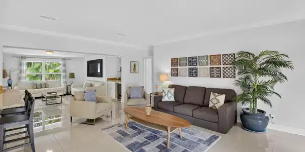 Image 4: Living Room