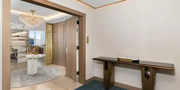 Image 4: Foyer