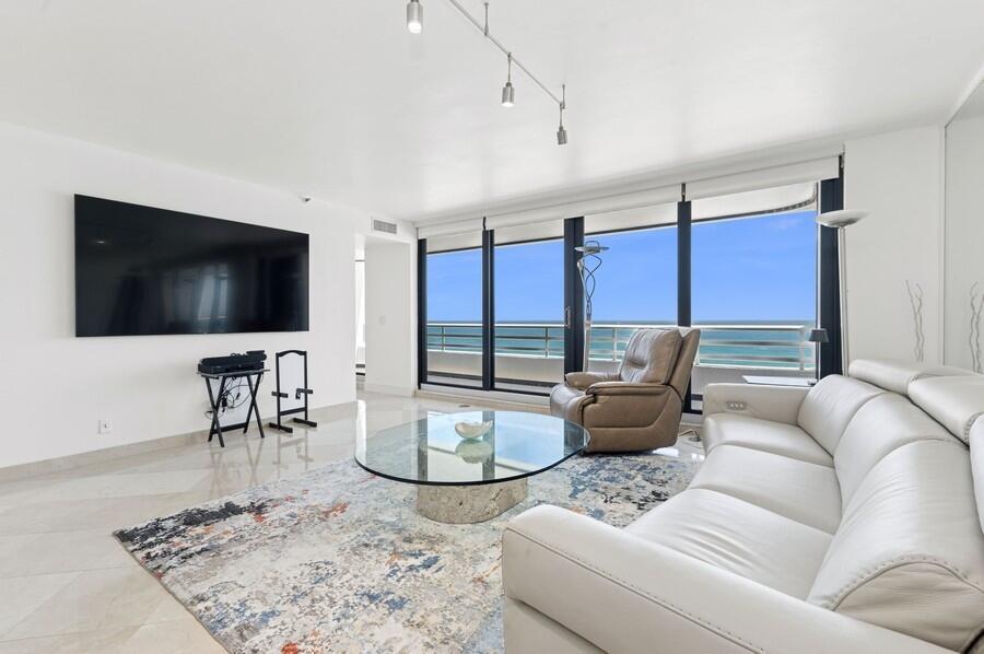 Image 3: Living Room