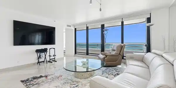 Image 3: Living Room