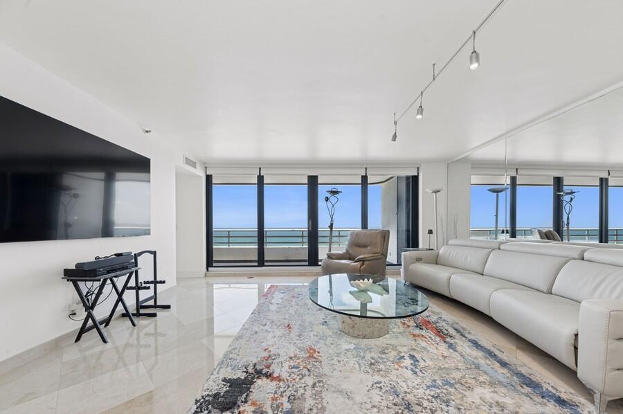 Image 4: Living Room