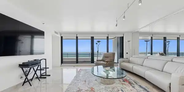 Image 4: Living Room